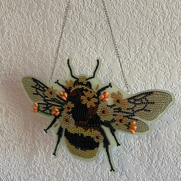 Hanging Bumblebee - Picture 2 of 5